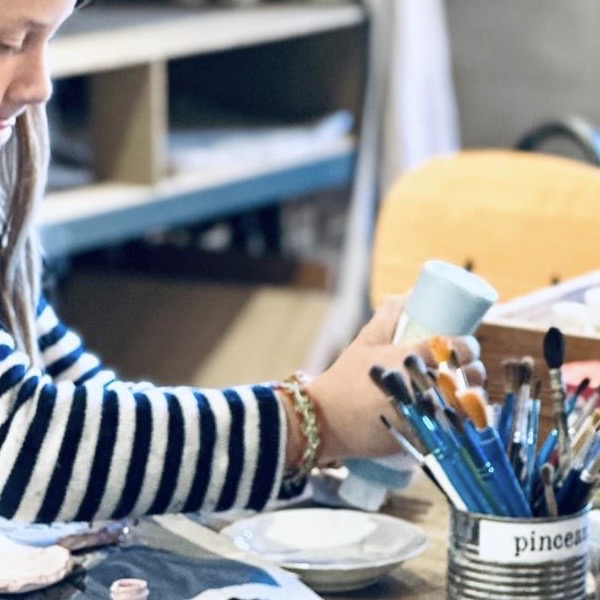 atelier épilithe : enfant préparant ses couleurs d'émail